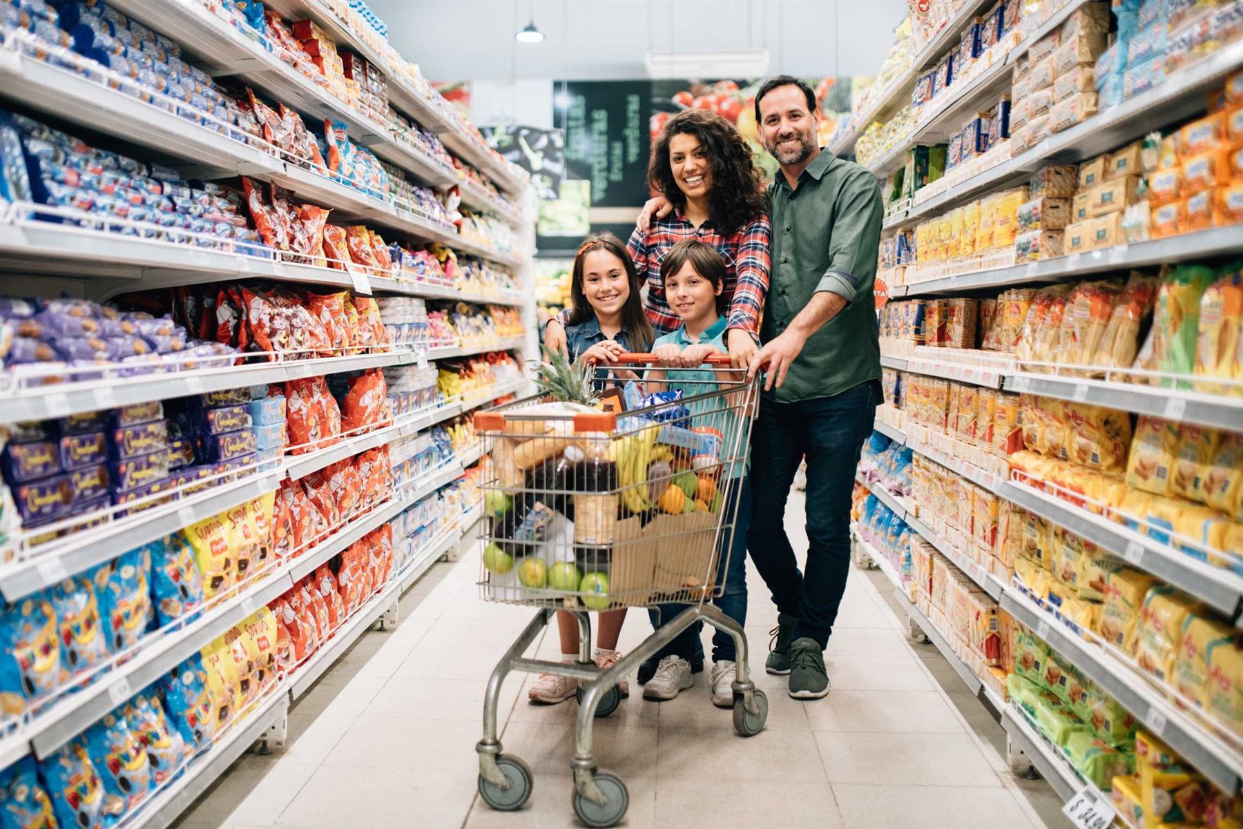 Familia feliz comprando en un supermercado
