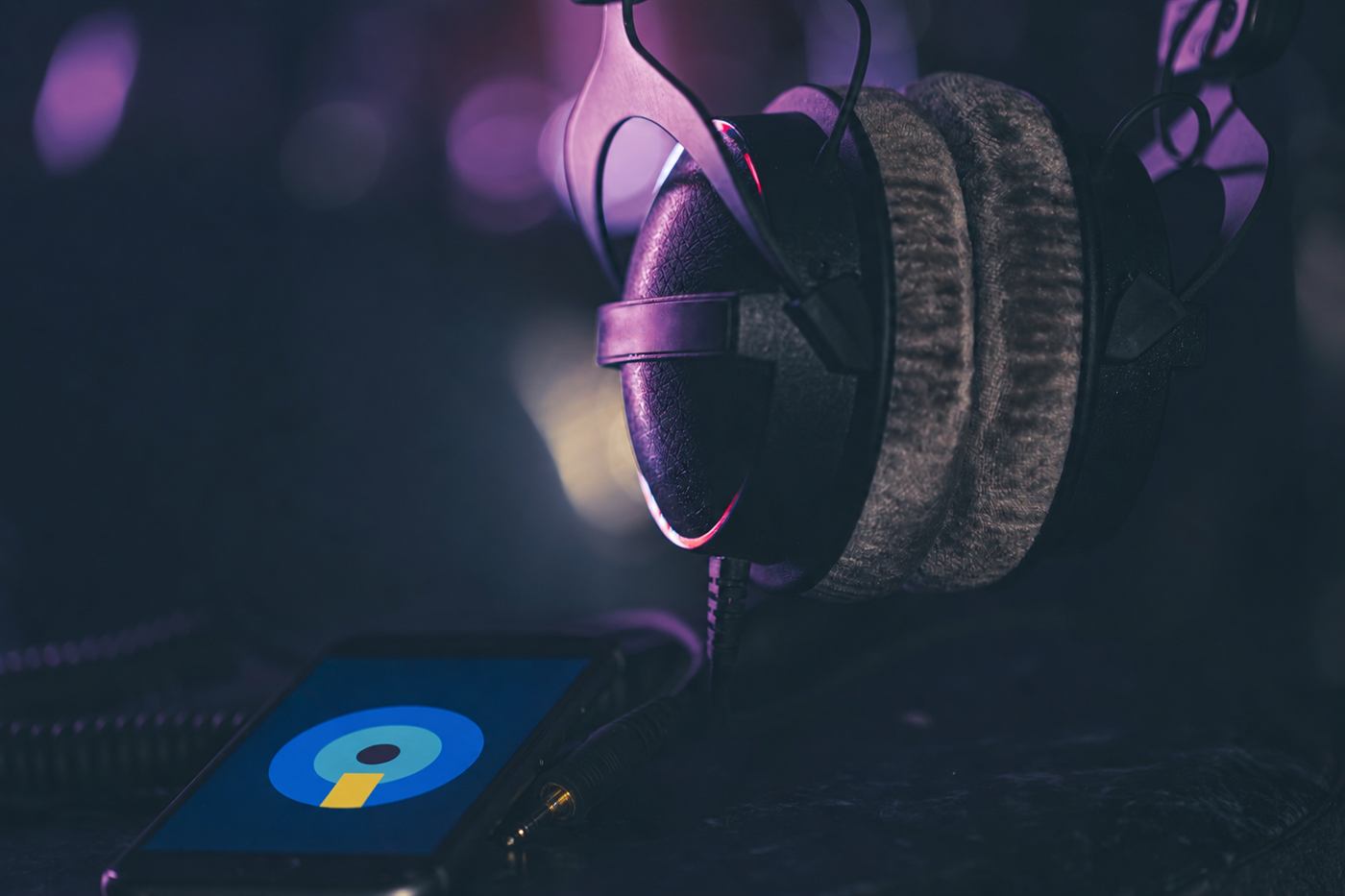 Celular reproduciendo música conectado a audífonos profesionales